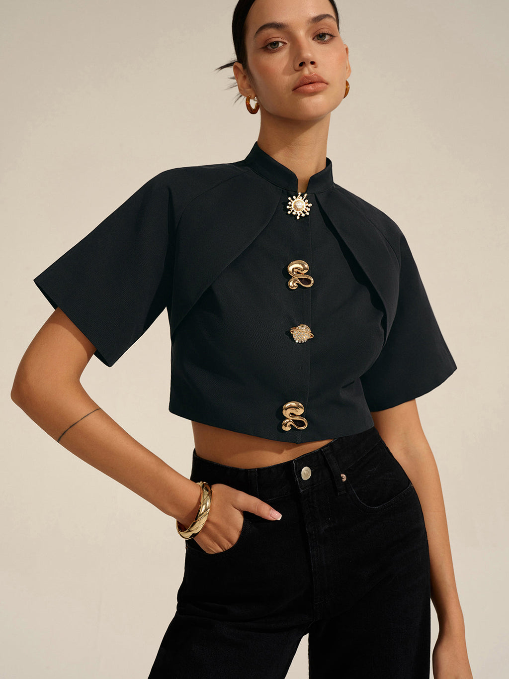 Kurz geschnittene Bluse mit Metalldekor
