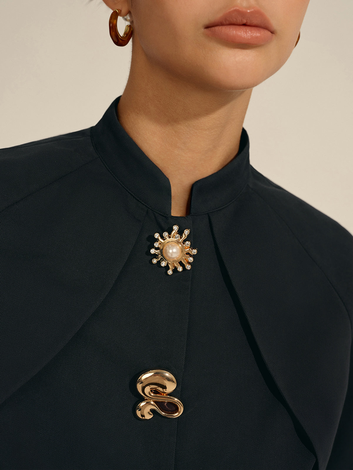 Kurz geschnittene Bluse mit Metalldekor