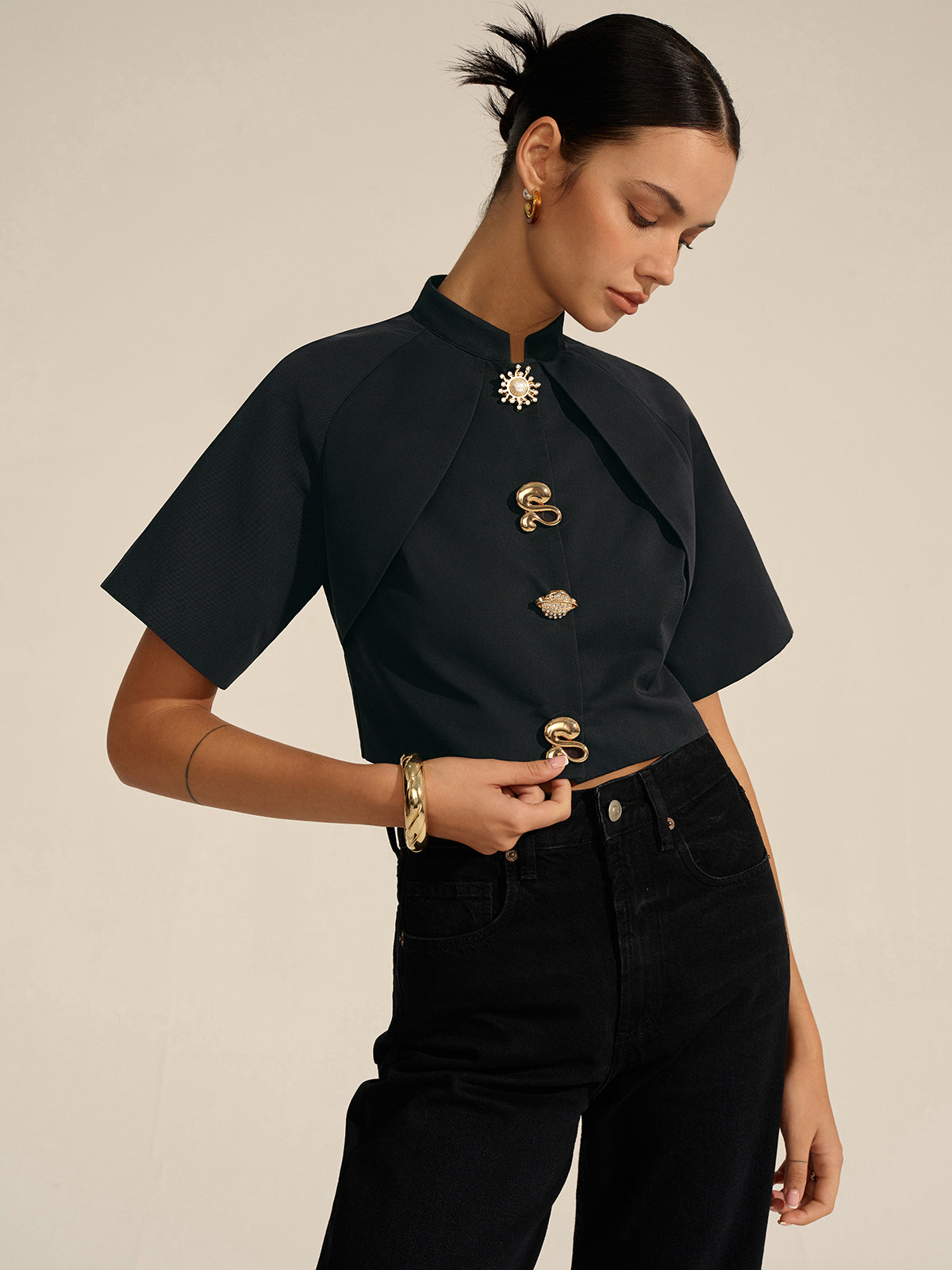 Kurz geschnittene Bluse mit Metalldekor