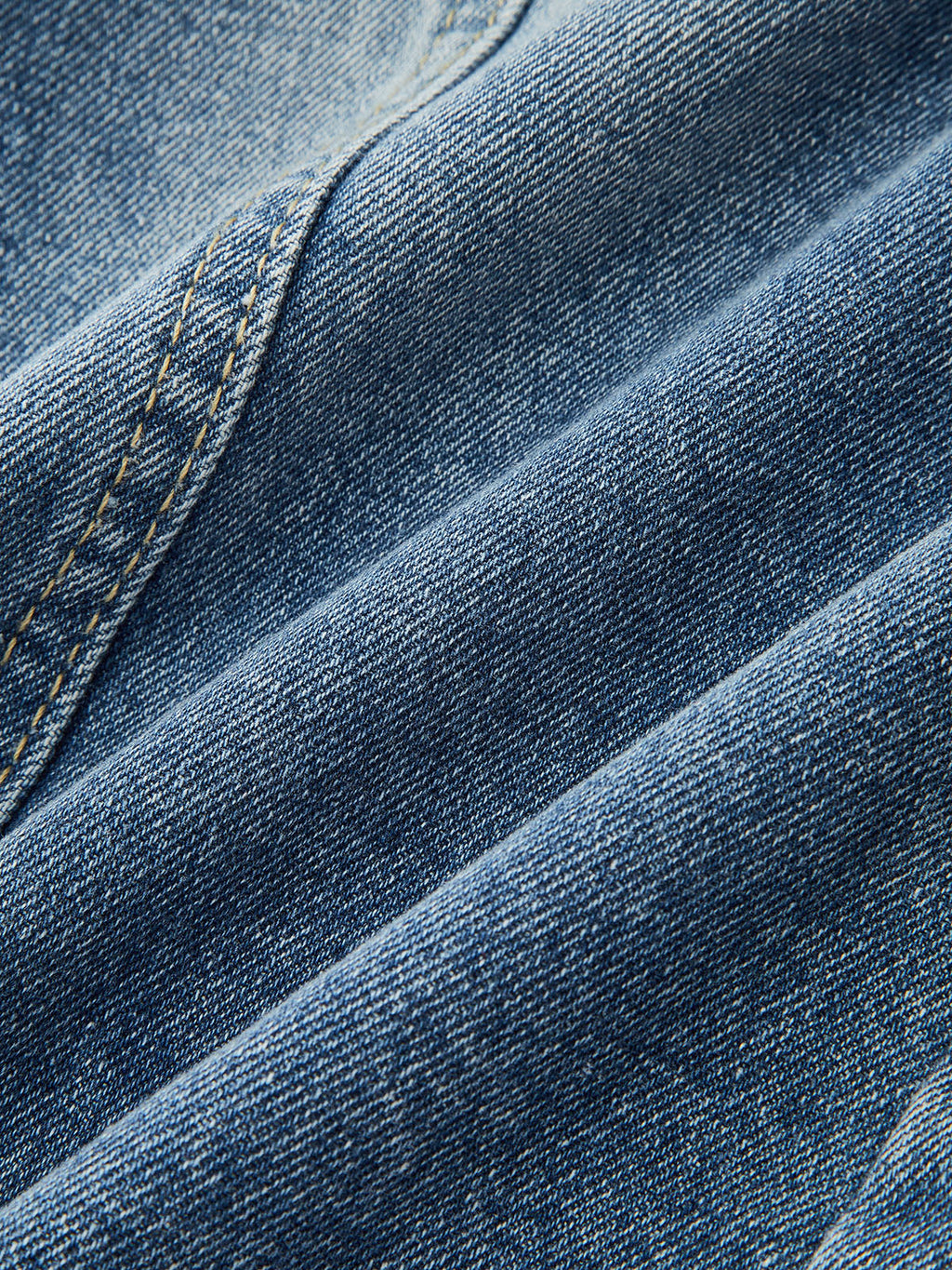 Asymmetrische Denimhose mit Knopfverschluss