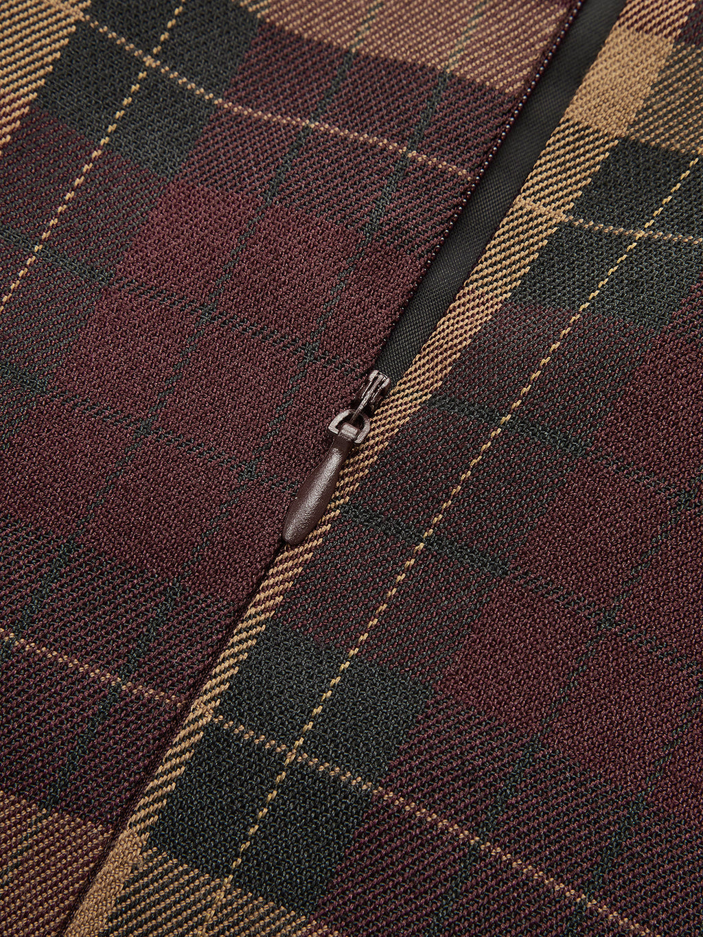 Mini-robe plissée sans manches à carreaux et détails métalliques