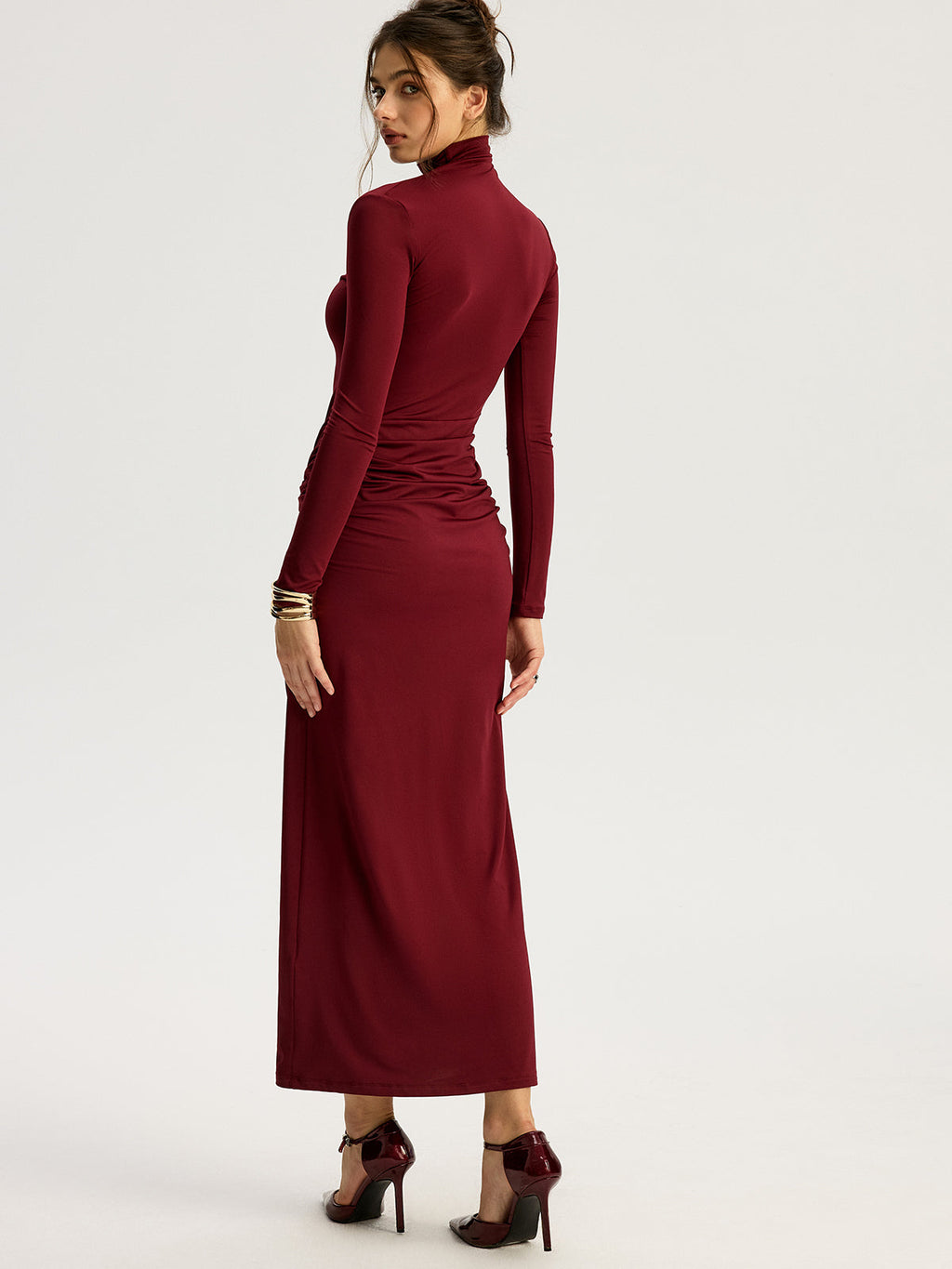 Maxikleid mit Blumen-Metall-Detail, gerafftem Schlitz und Stehkragen