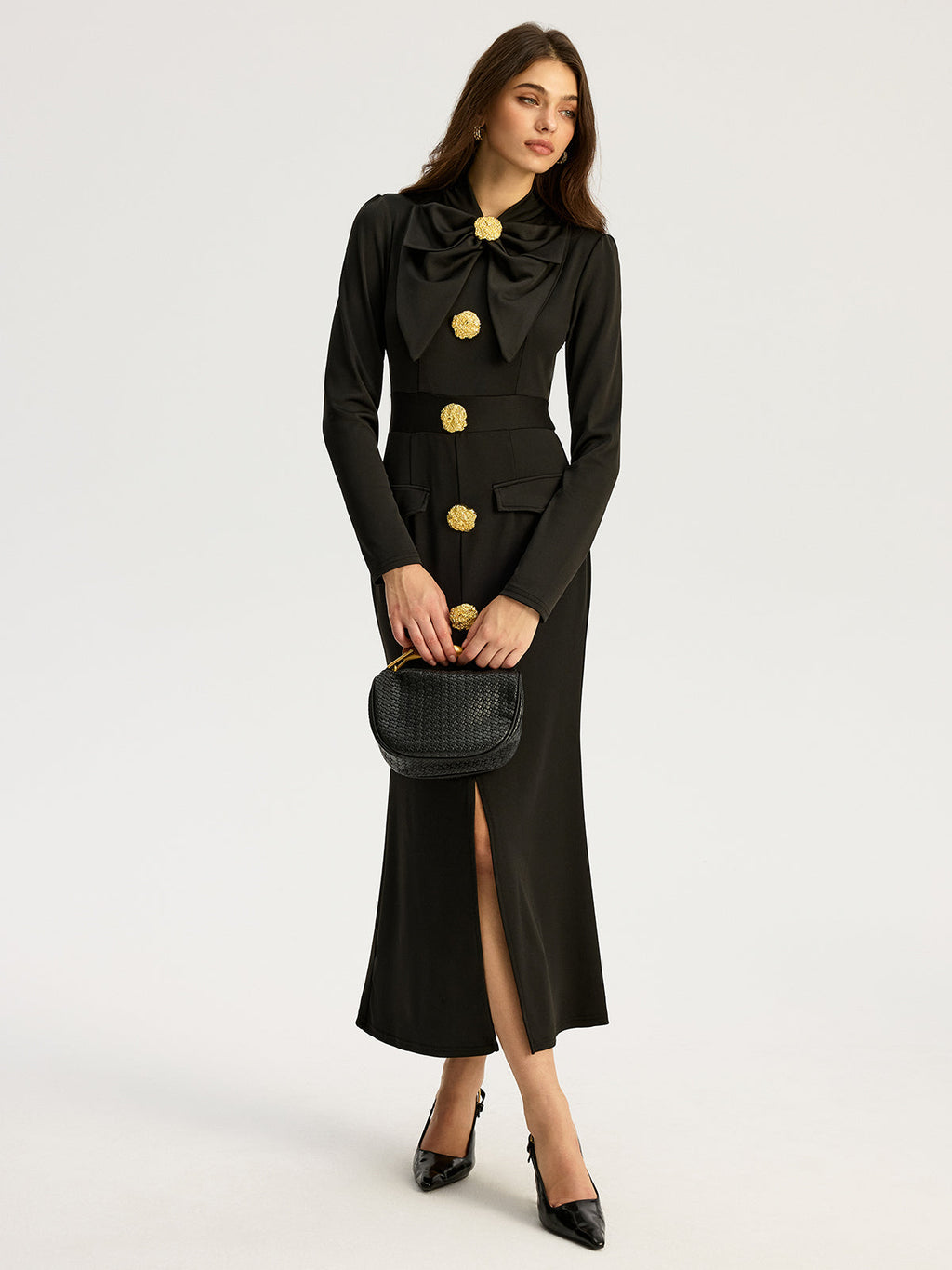 Langärmeliges Kleid mit Schleifenkragen und Metallknopf