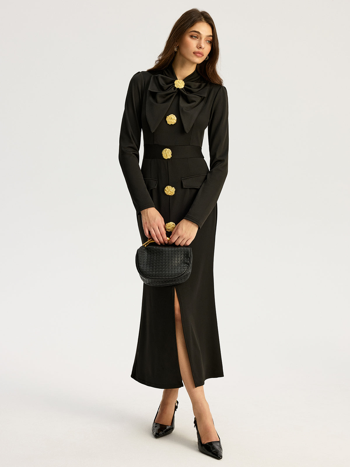 Langärmeliges Kleid mit Schleifenkragen und Metallknopf