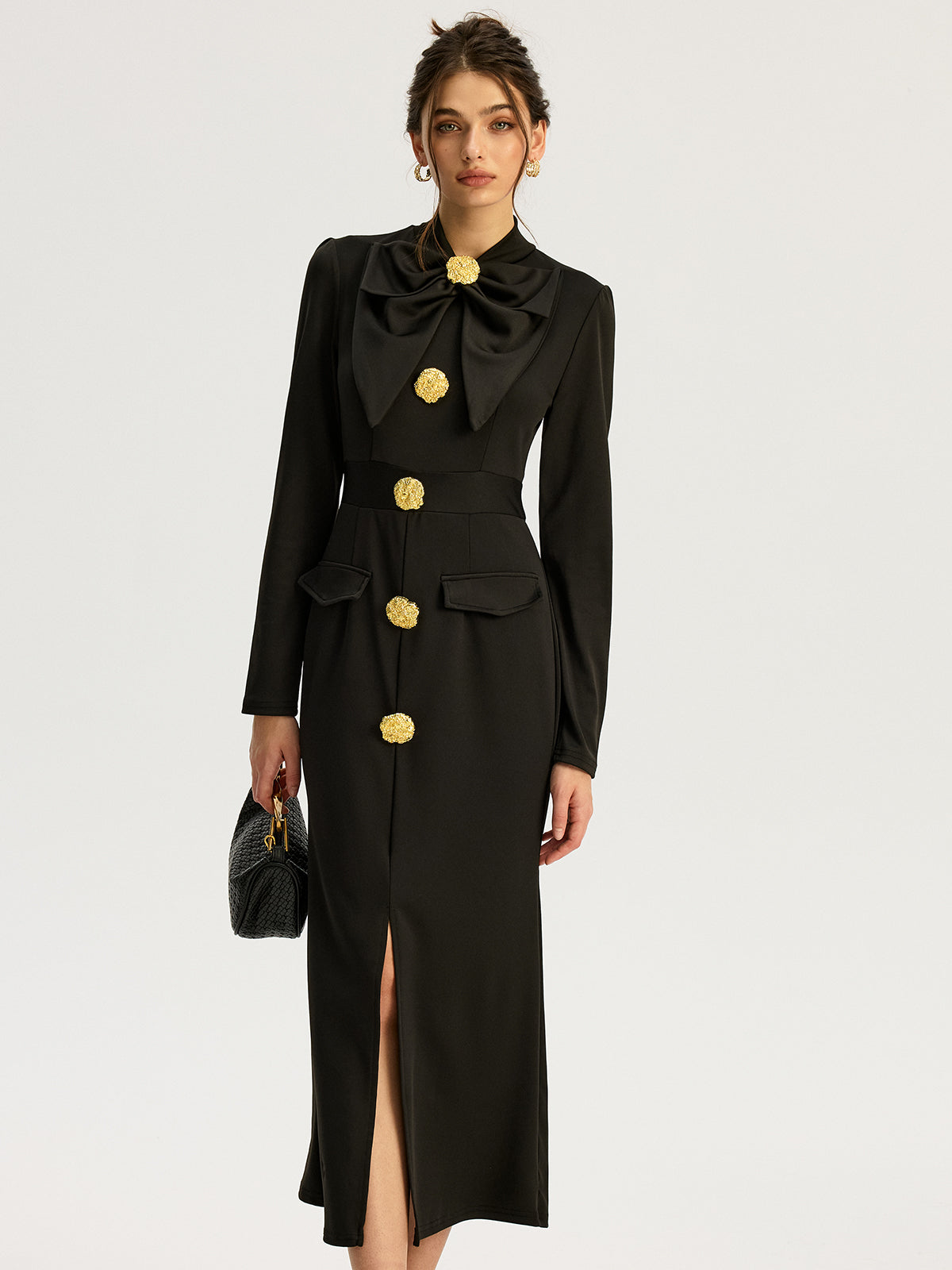 Langärmeliges Kleid mit Schleifenkragen und Metallknopf