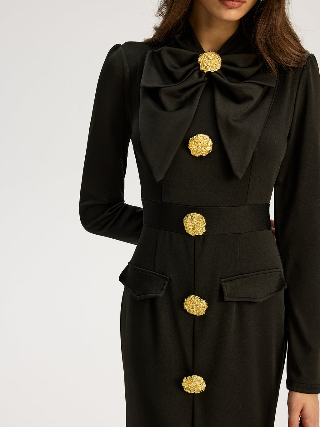 Langärmeliges Kleid mit Schleifenkragen und Metallknopf