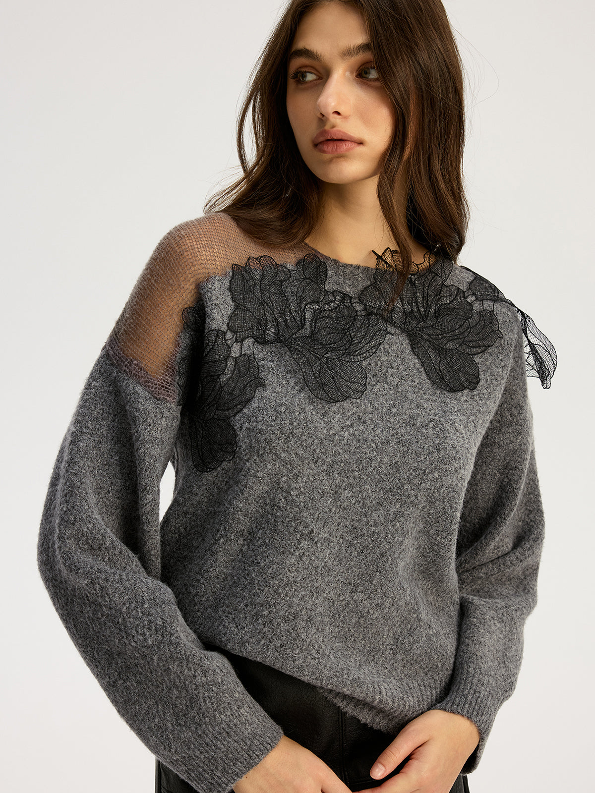 Pullover mit Blumenmuster und halbtransparentem Rundhalsausschnitt 
