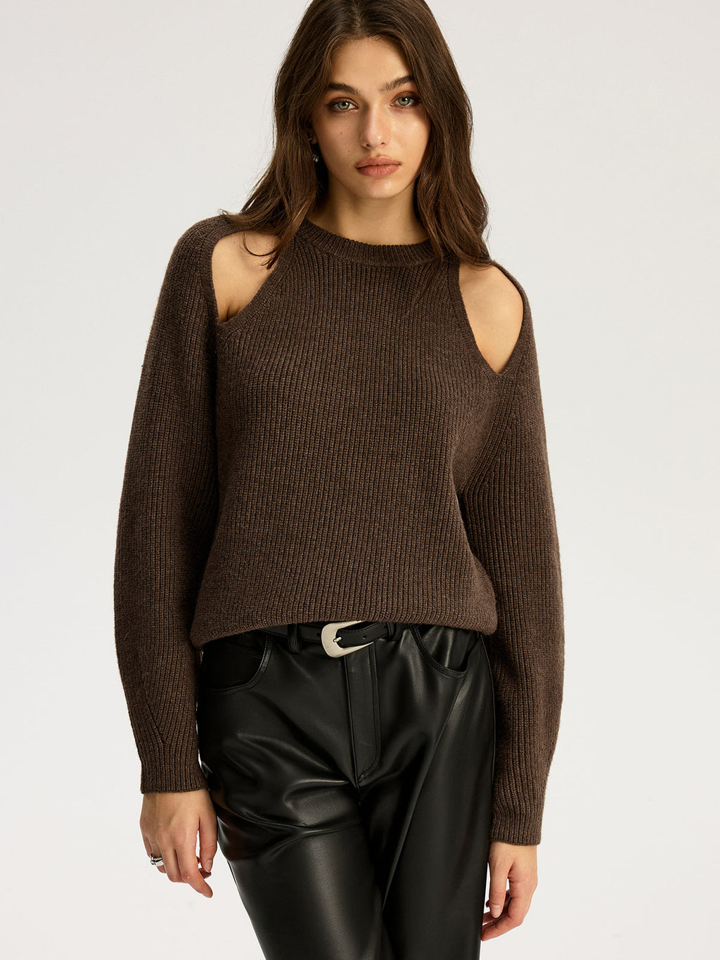 Pull en maille côtelée découpé