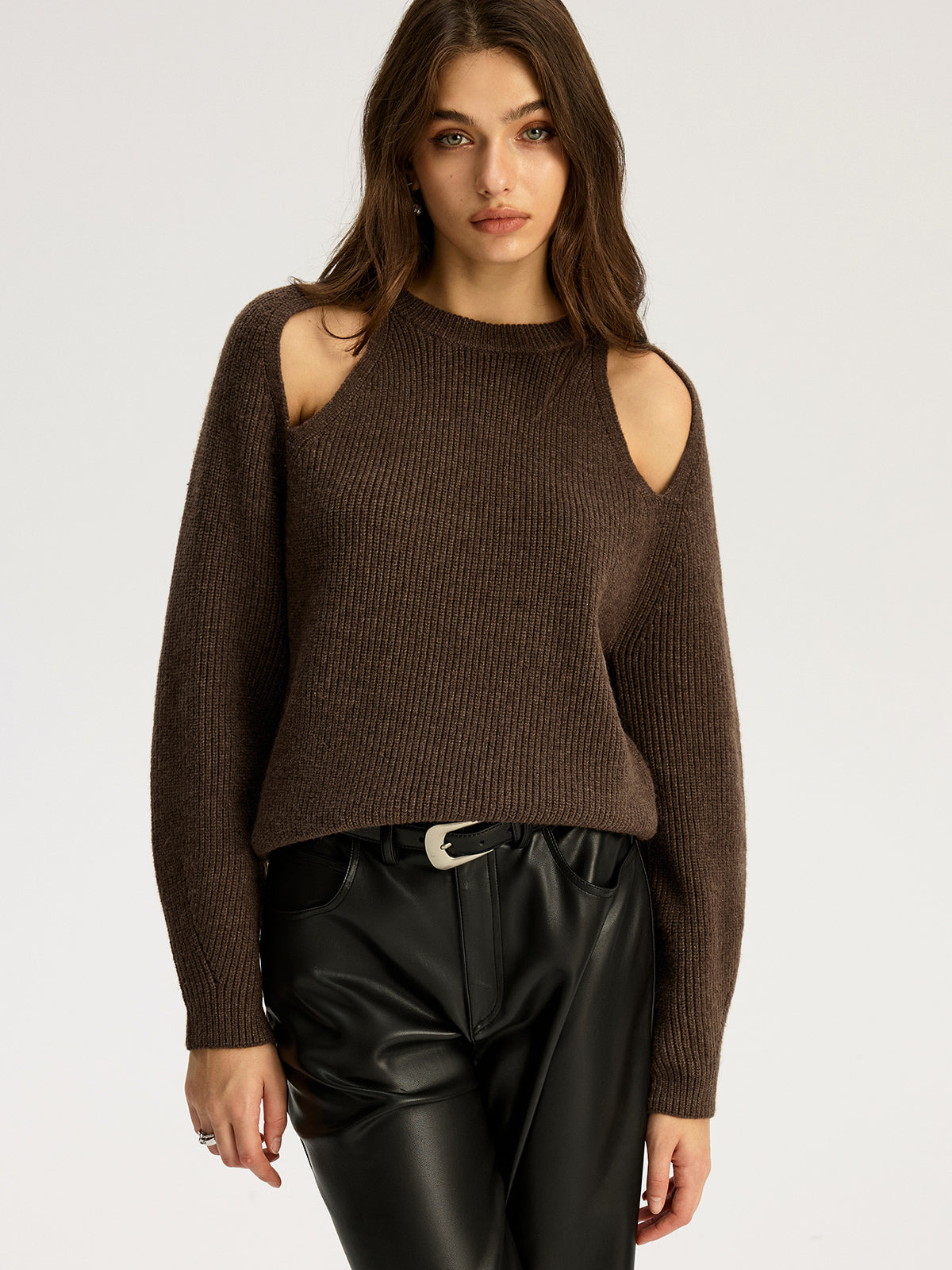 Pull en maille côtelée découpé