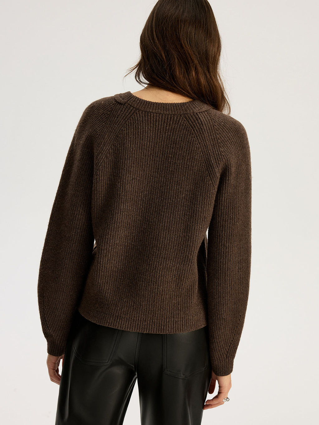 Pull en maille côtelée découpé