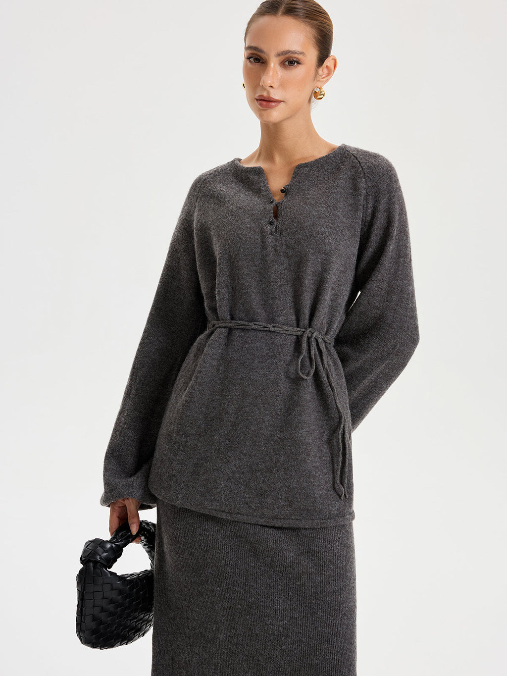 Minimalistische Wickelpullover-Kombination