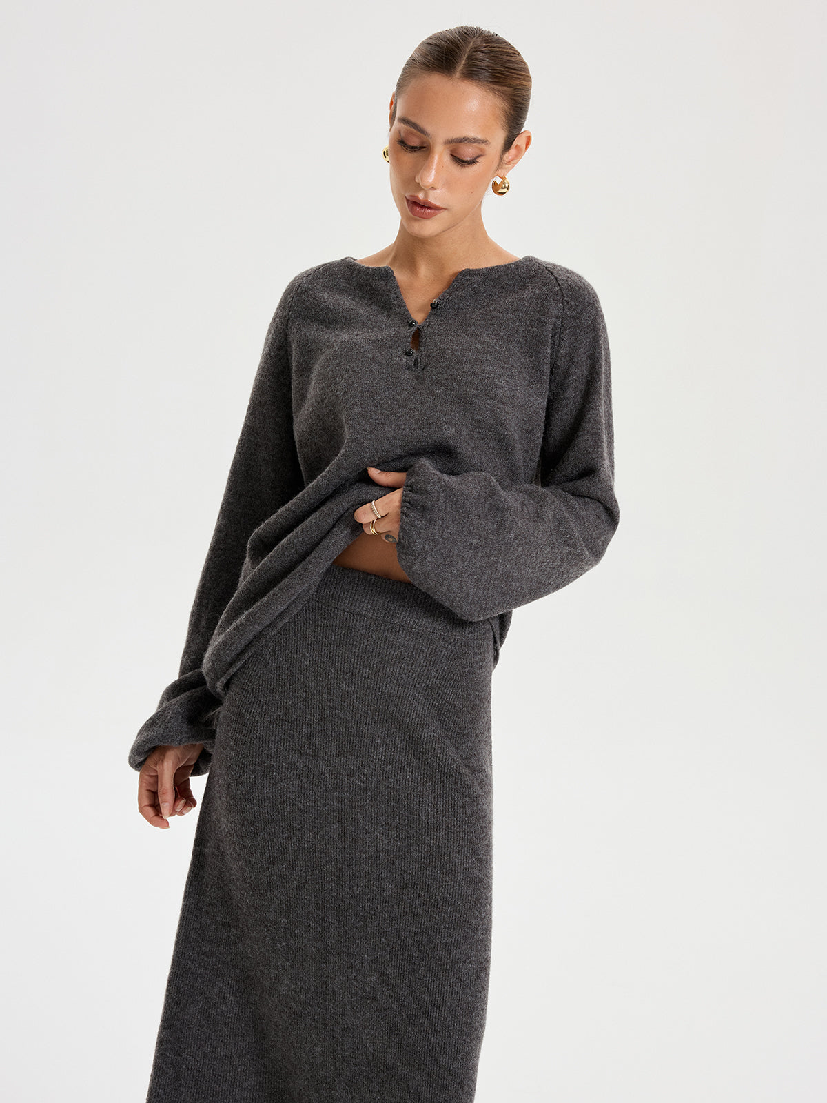 Minimalistische Wickelpullover-Kombination