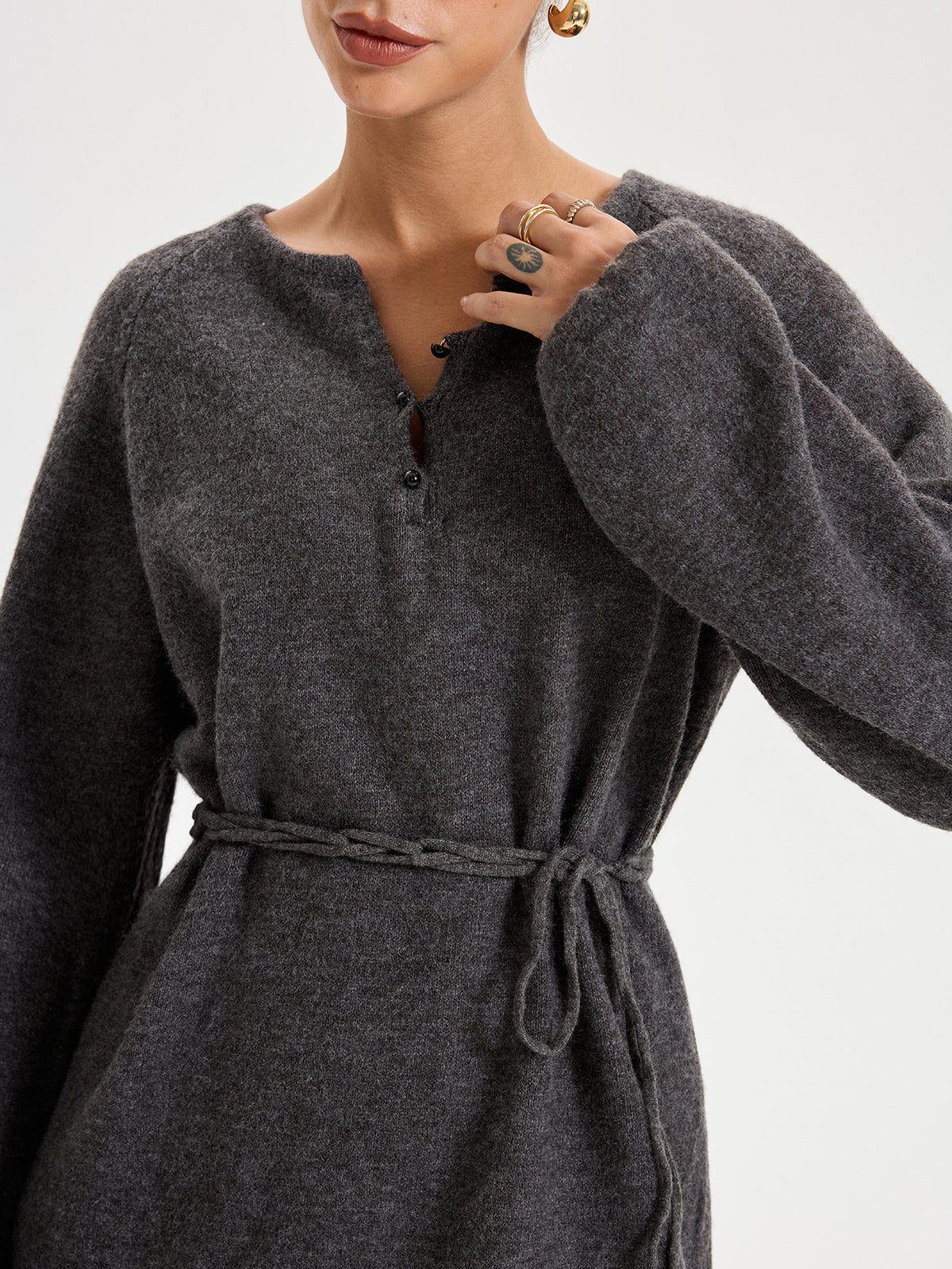 Minimalistische Wickelpullover-Kombination