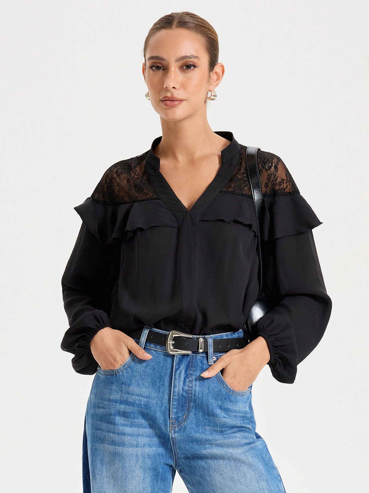 Schwarze, langärmlige Bluse mit Spitzendetails 