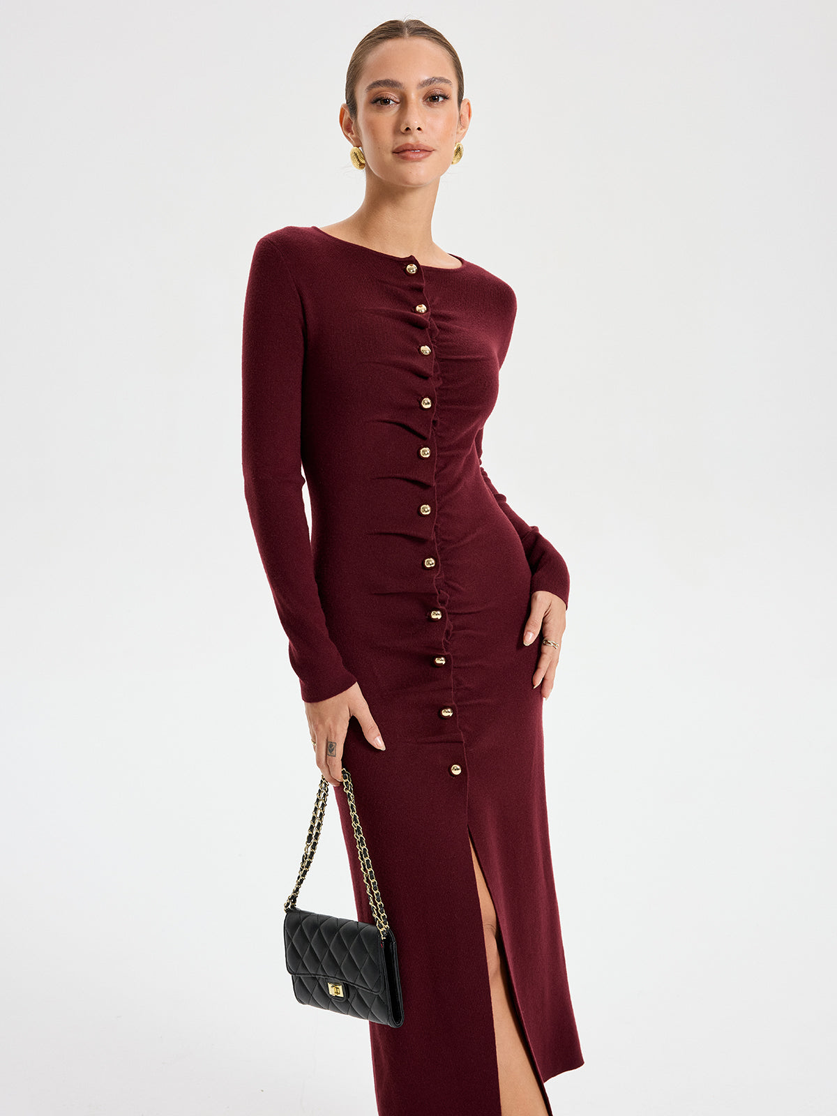 Elegantes langärmeliges Strickkleid mit weitem Ausschnitt und Knopfleiste