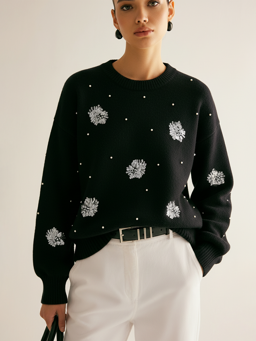Pullover mit Pailletten-Blumen & Perlenakzenten