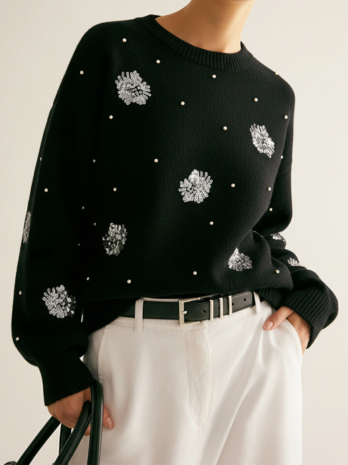 Pullover mit Pailletten-Blumen & Perlenakzenten