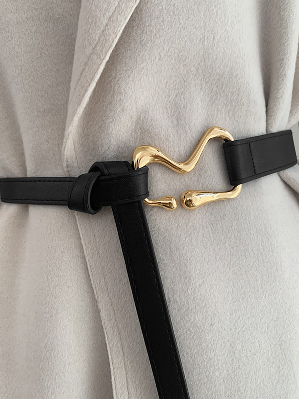 Einzigartiger Gürtel mit Goldschnalle und Knotendetail