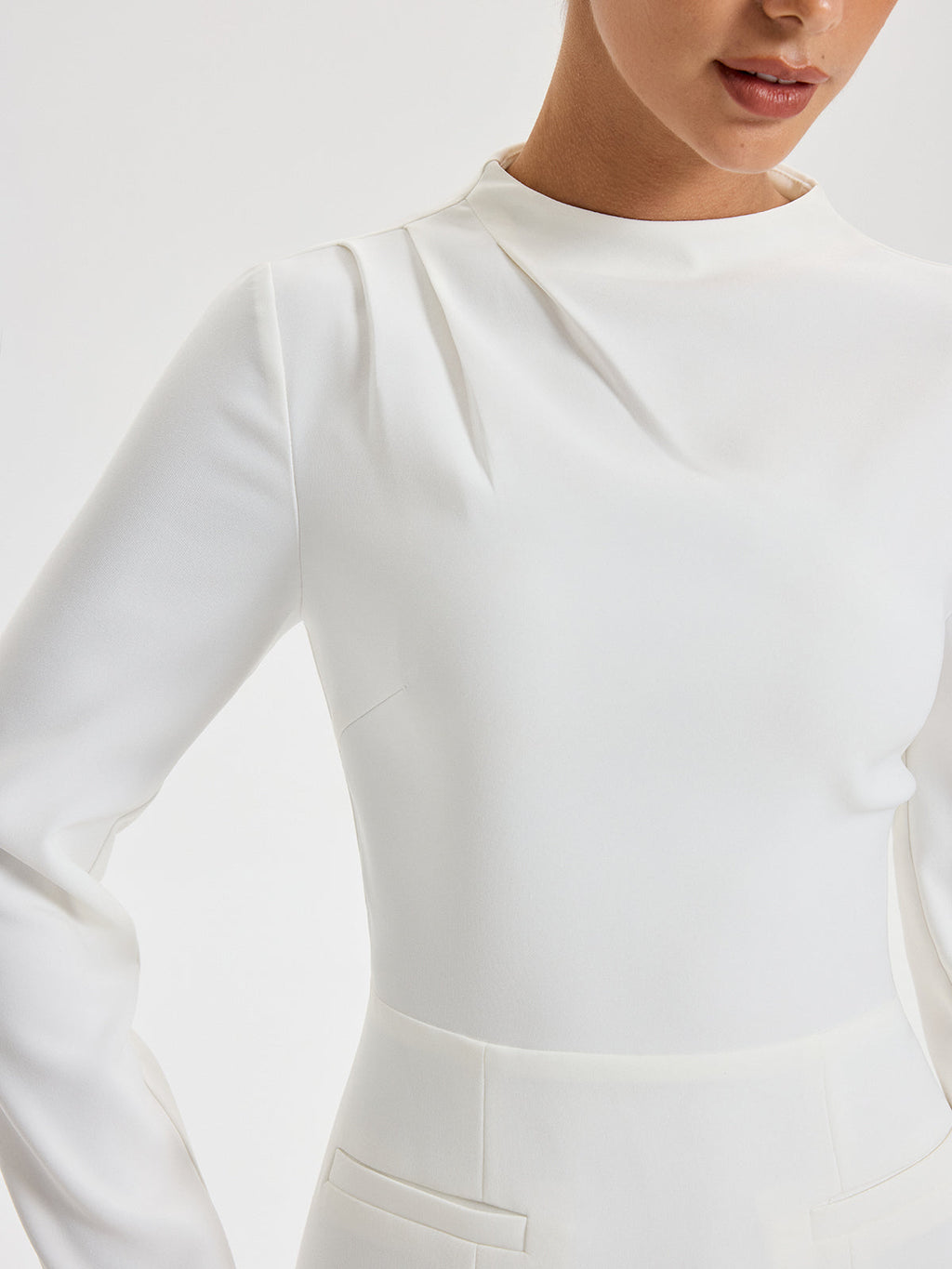 Robe minimaliste froncée aux épaules
