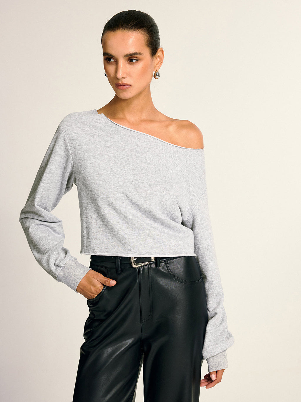 Asymmetrisches bauchfreies Sweatshirt mit Carmenausschnitt