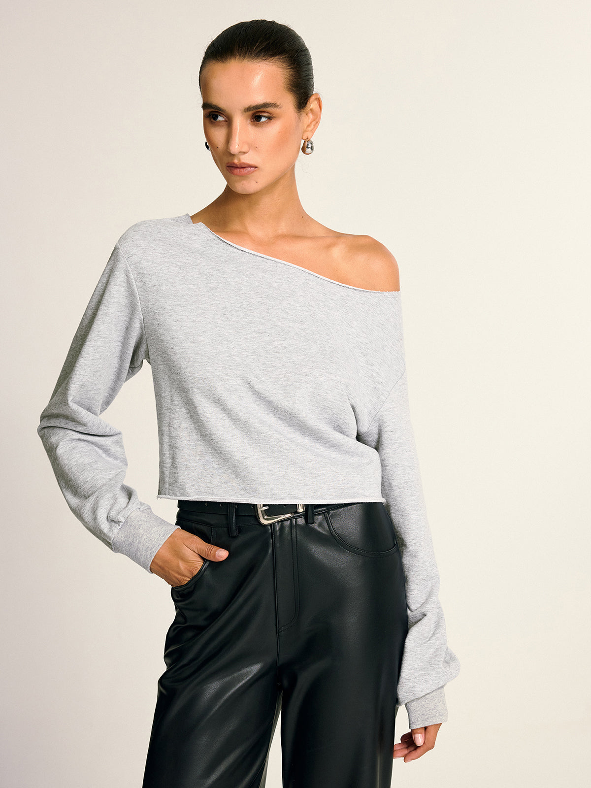 Asymmetrisches bauchfreies Sweatshirt mit Carmenausschnitt