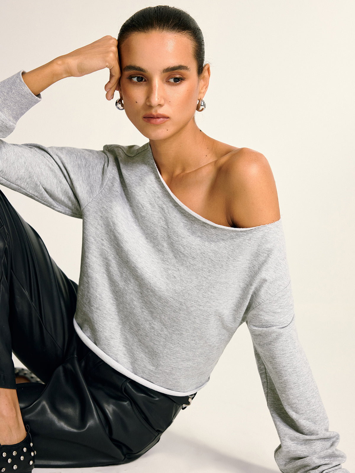 Asymmetrisches bauchfreies Sweatshirt mit Carmenausschnitt