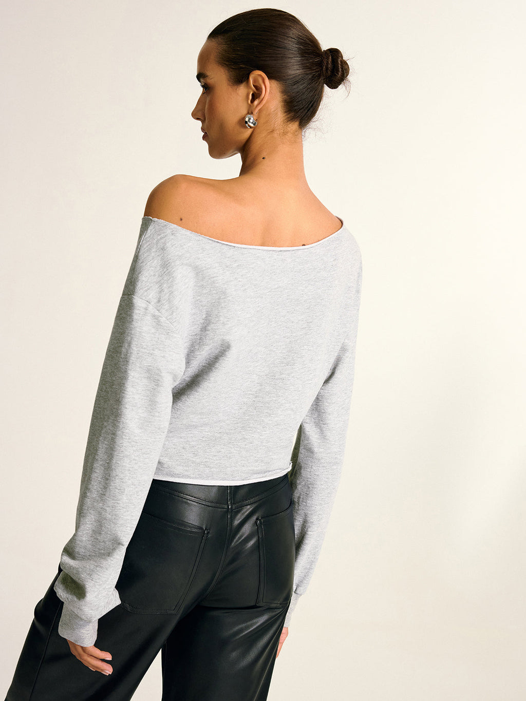 Asymmetrisches bauchfreies Sweatshirt mit Carmenausschnitt