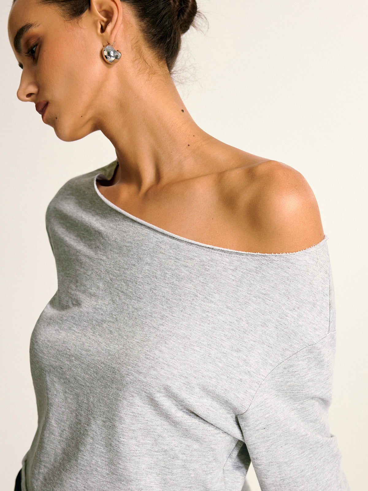 Asymmetrisches bauchfreies Sweatshirt mit Carmenausschnitt
