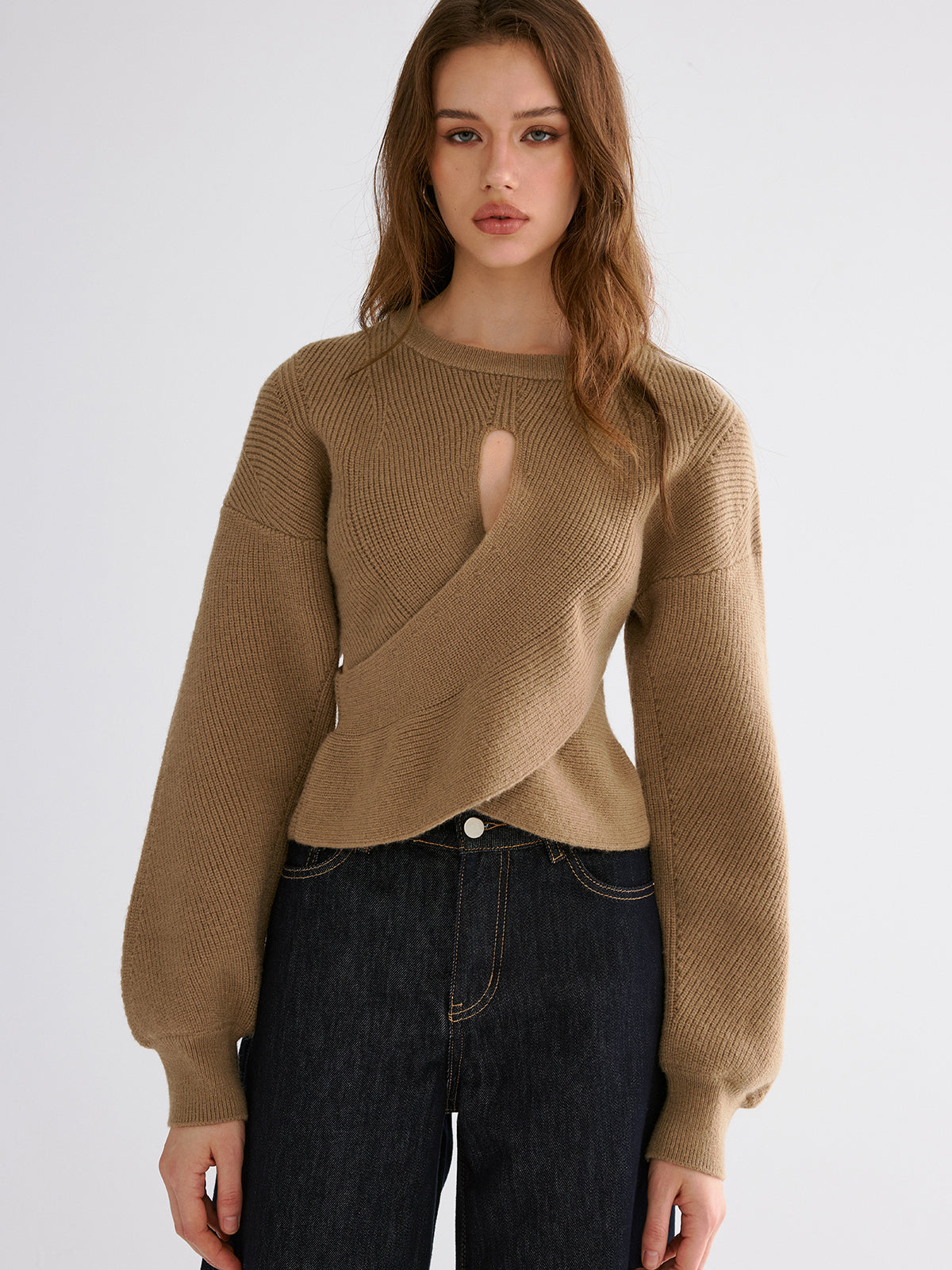Pullover mit asymmetrischem Cut-out-Saum 