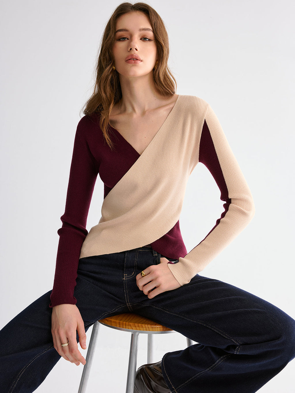 Zweifarbiger Pullover mit asymmetrischem Saum