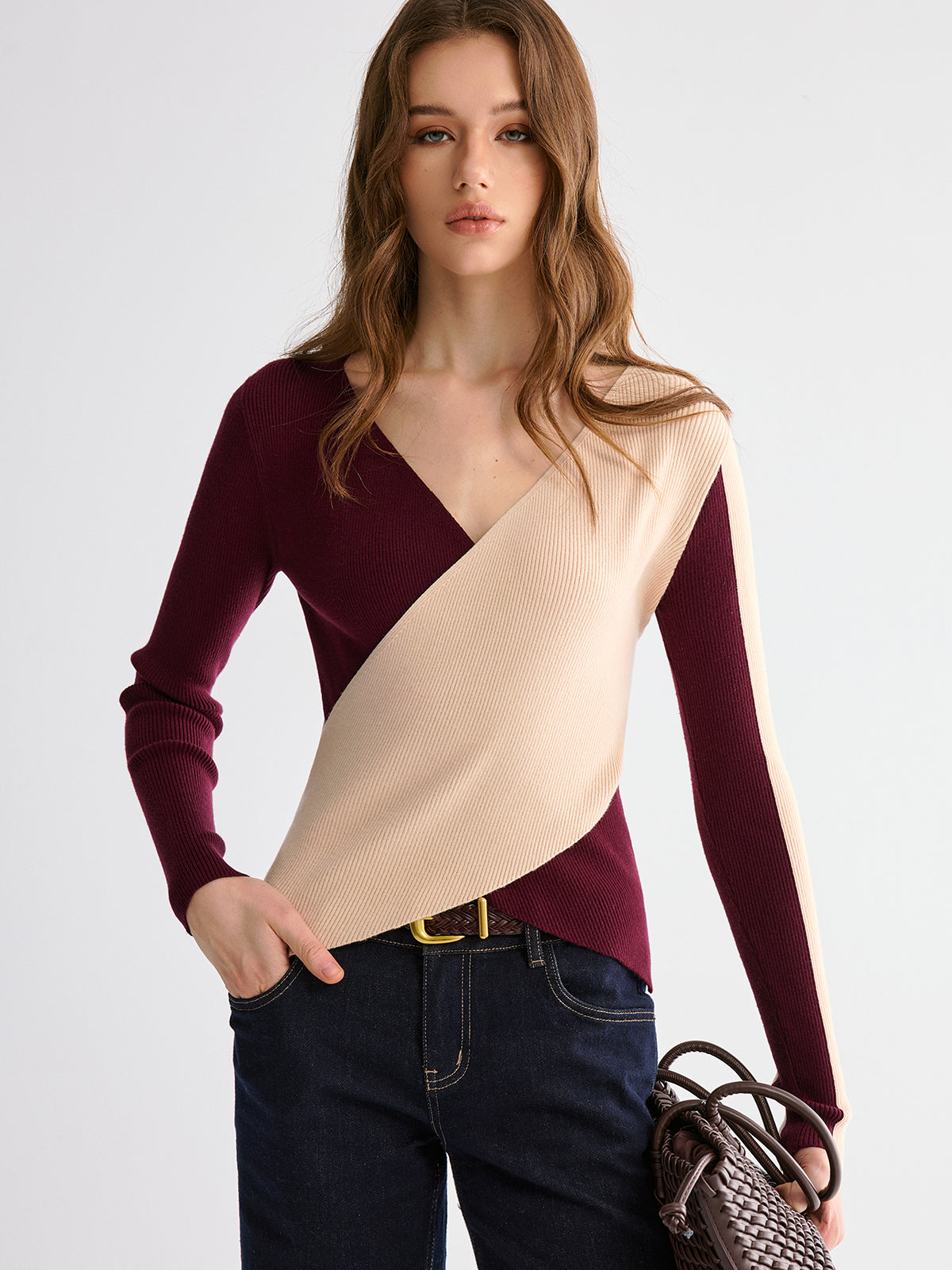Zweifarbiger Pullover mit asymmetrischem Saum