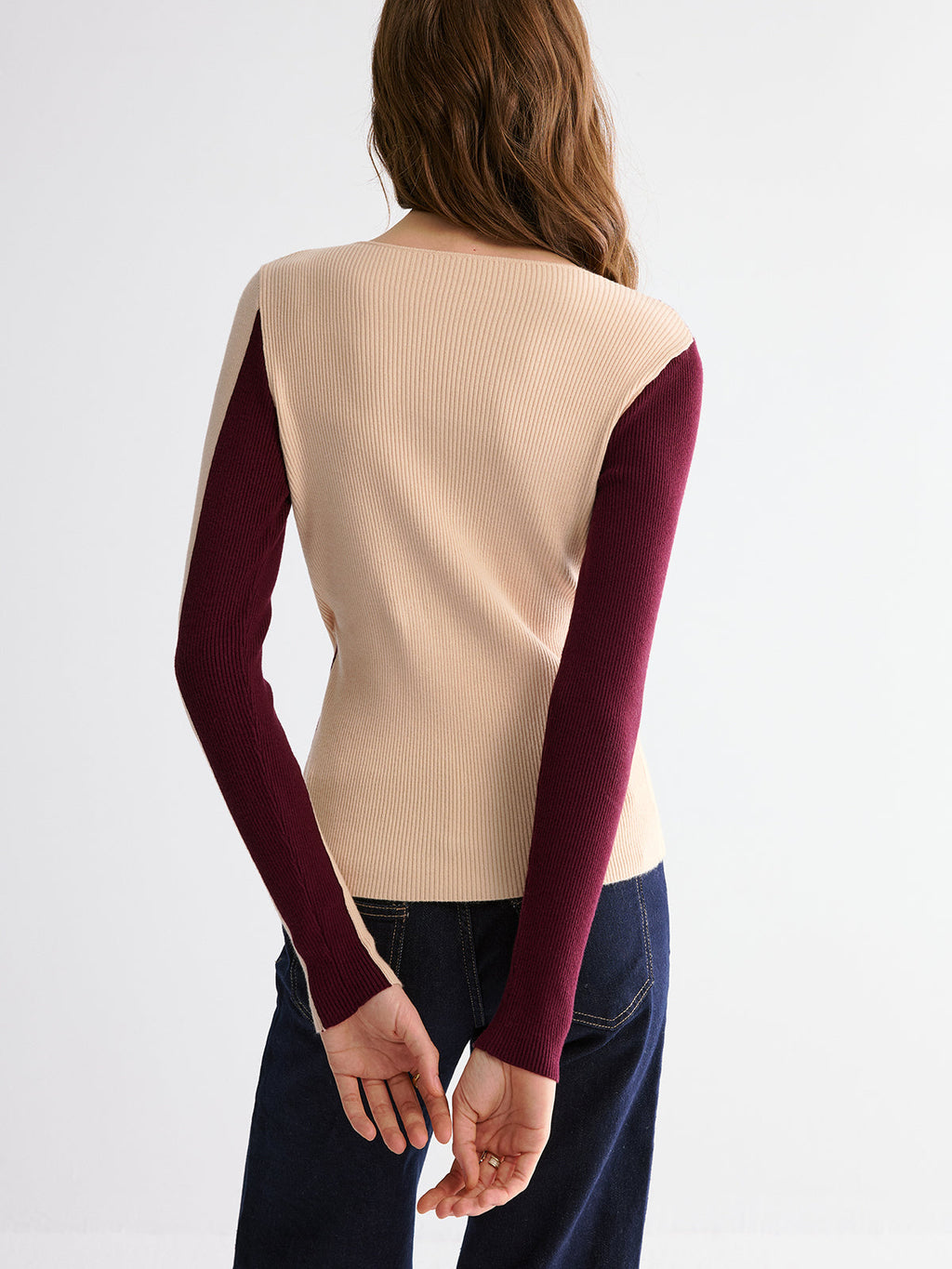 Zweifarbiger Pullover mit asymmetrischem Saum