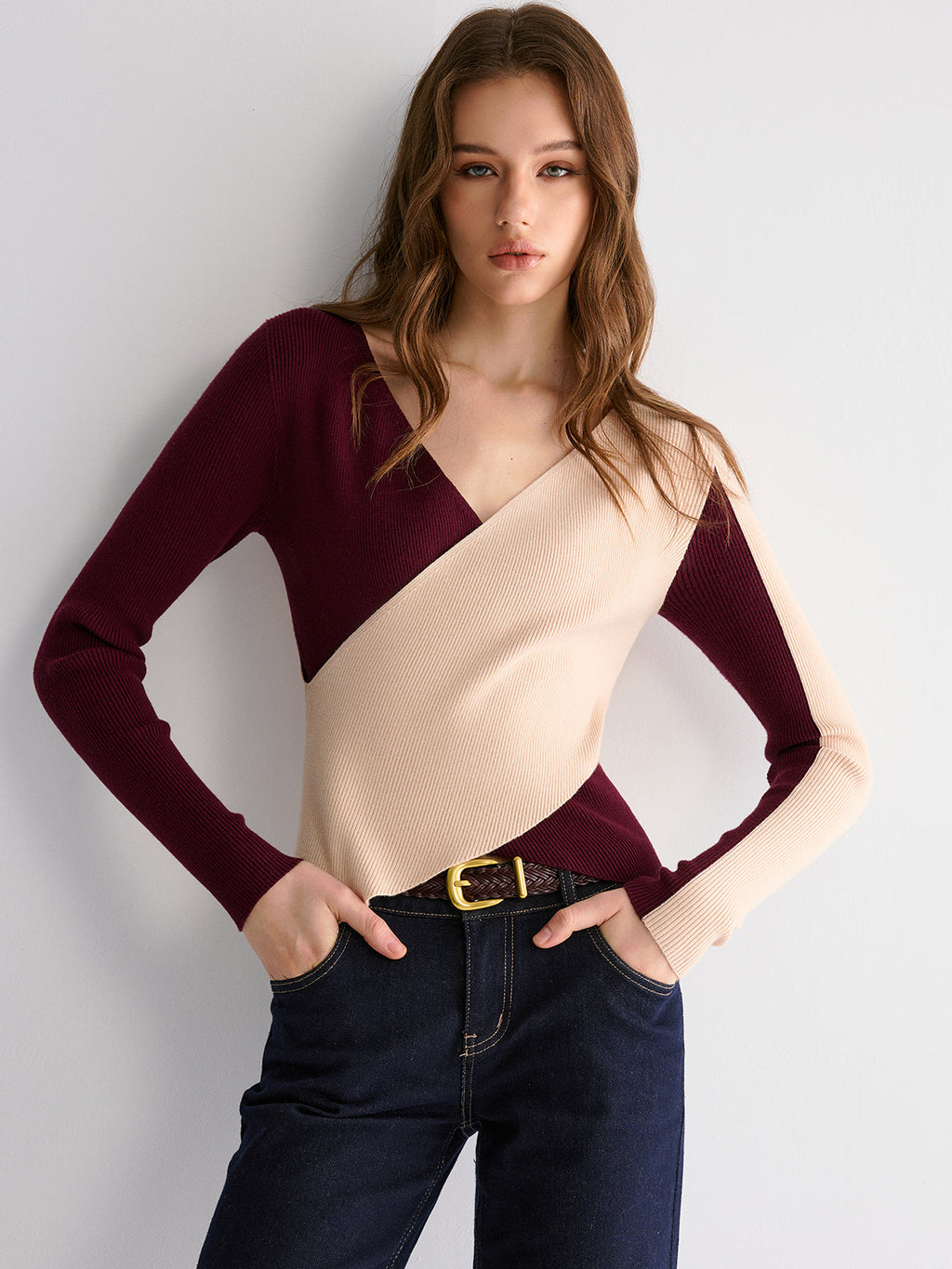Zweifarbiger Pullover mit asymmetrischem Saum