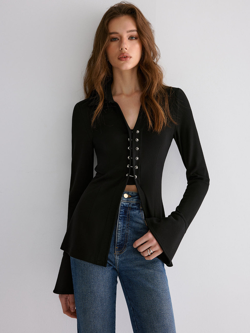 Bluse mit ausgestellten Manschetten und Kragen