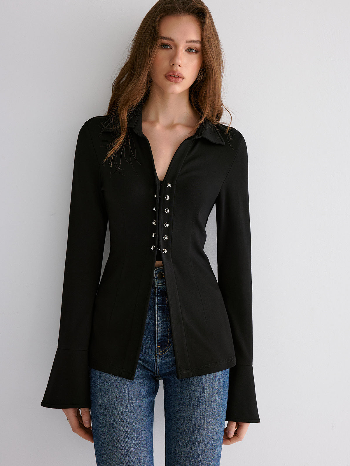 Bluse mit ausgestellten Manschetten und Kragen