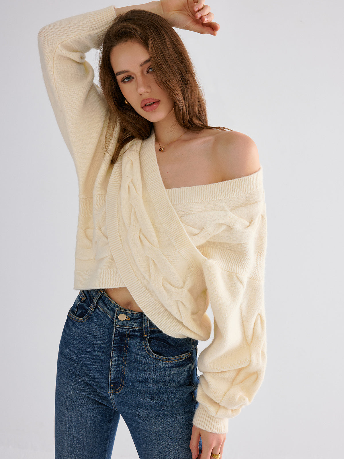 Kabelstrickpullover mit überkreuztem V-Ausschnitt