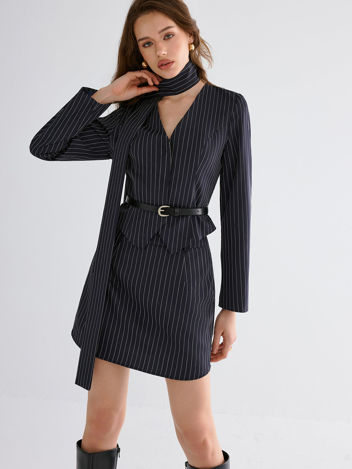 Gestreifter Blazer mit V-Ausschnitt und Gürtel sowie Rock-Set