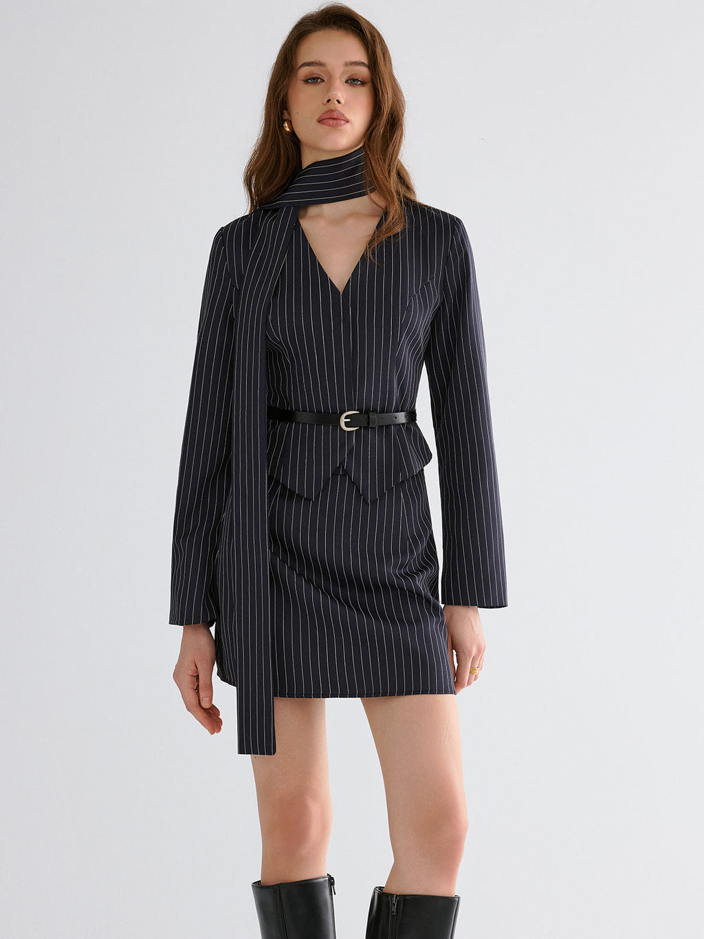 Gestreifter Blazer mit V-Ausschnitt und Gürtel sowie Rock-Set