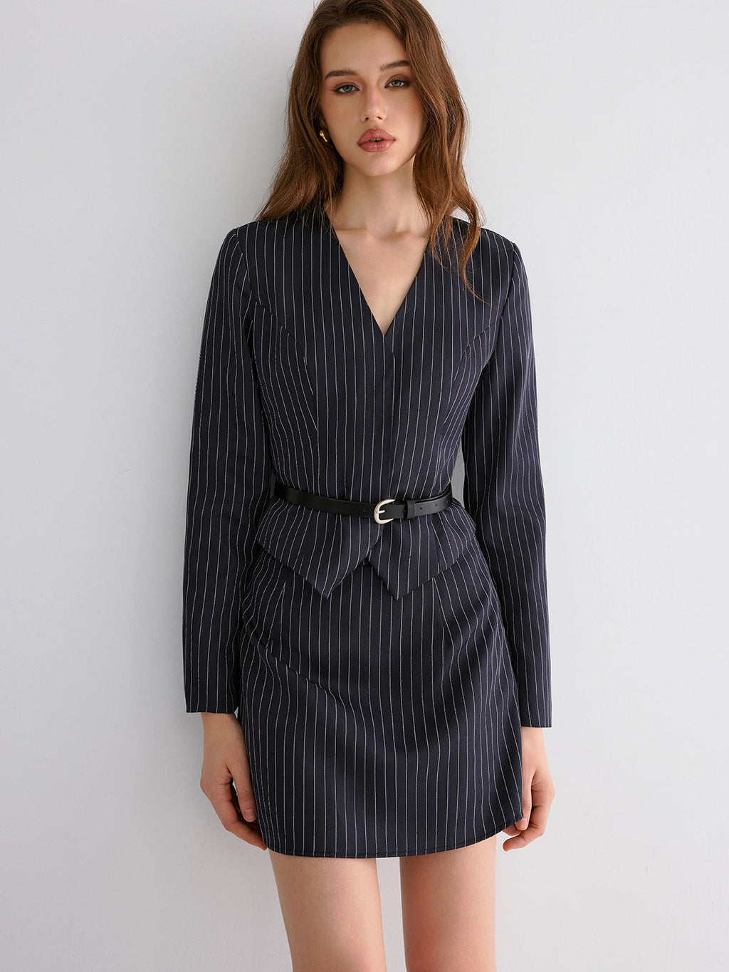 Gestreifter Blazer mit V-Ausschnitt und Gürtel sowie Rock-Set