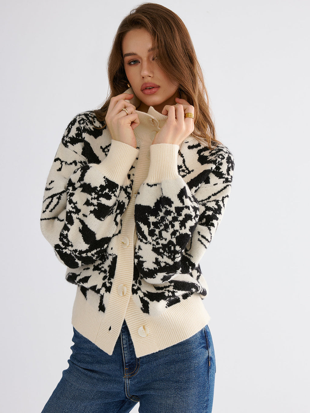 Geblümte Jacquard-Strickjacke mit Knöpfen