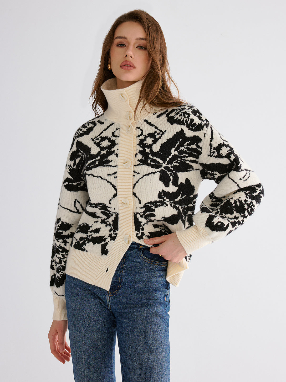 Geblümte Jacquard-Strickjacke mit Knöpfen