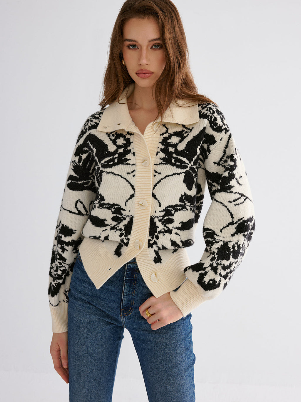 Geblümte Jacquard-Strickjacke mit Knöpfen