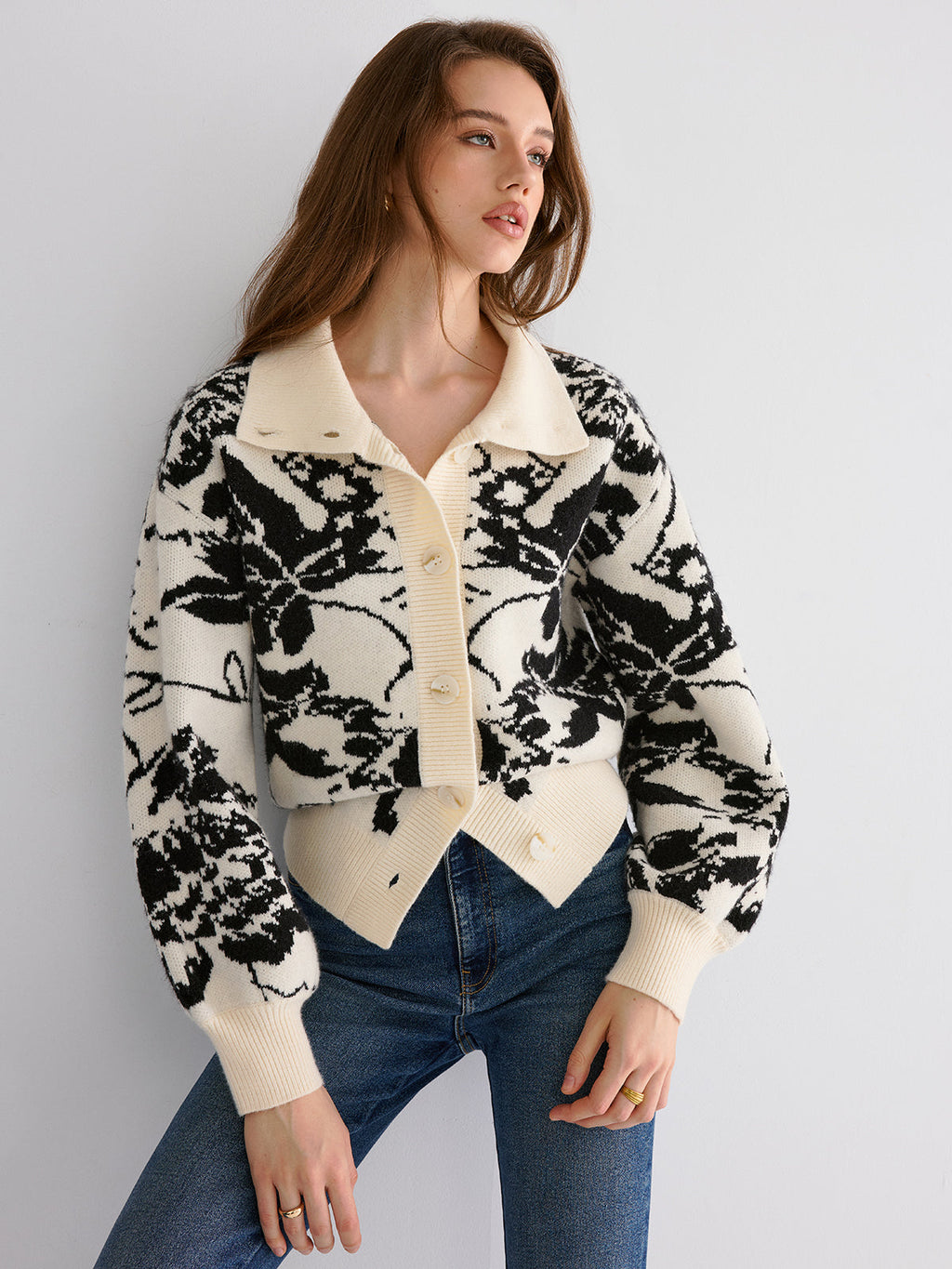 Geblümte Jacquard-Strickjacke mit Knöpfen