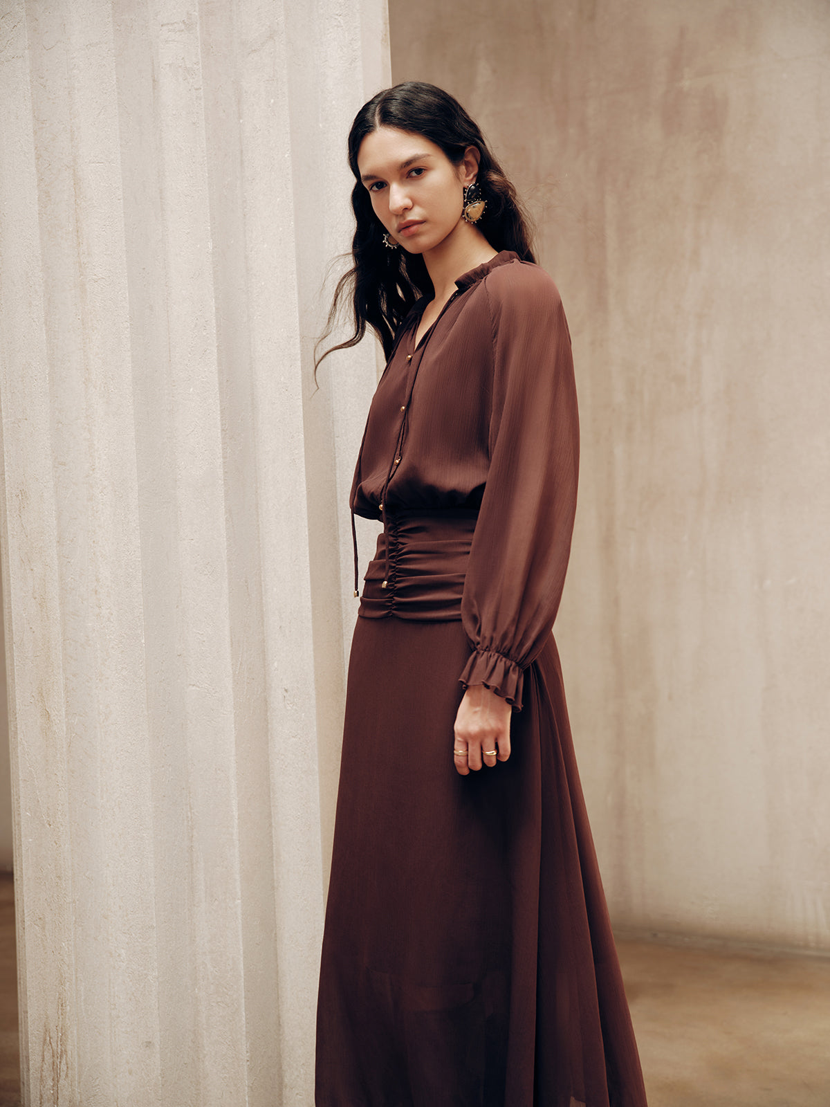 Robe longue en mousseline froncée à col noué 