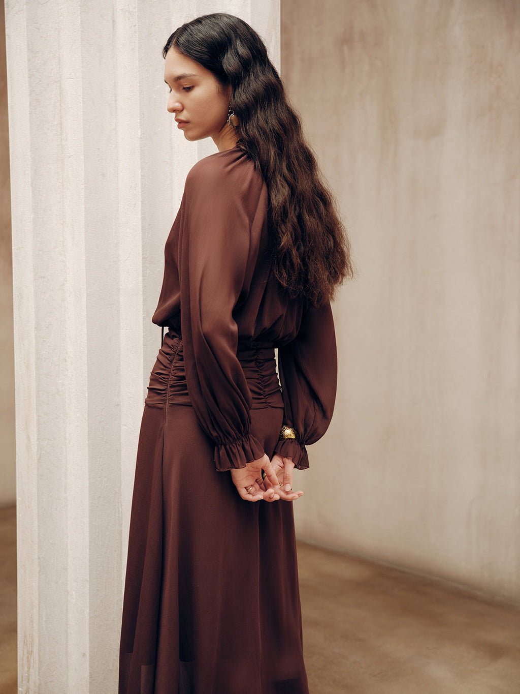 Maxikleid aus Chiffon mit Bindekragen und Raffungen