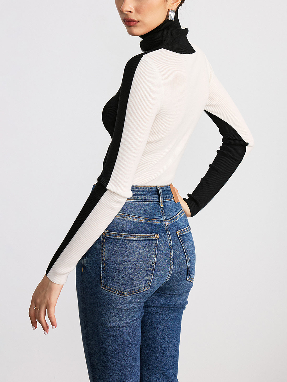 Rollkragen-Rippstricktop mit Farbblockdesign