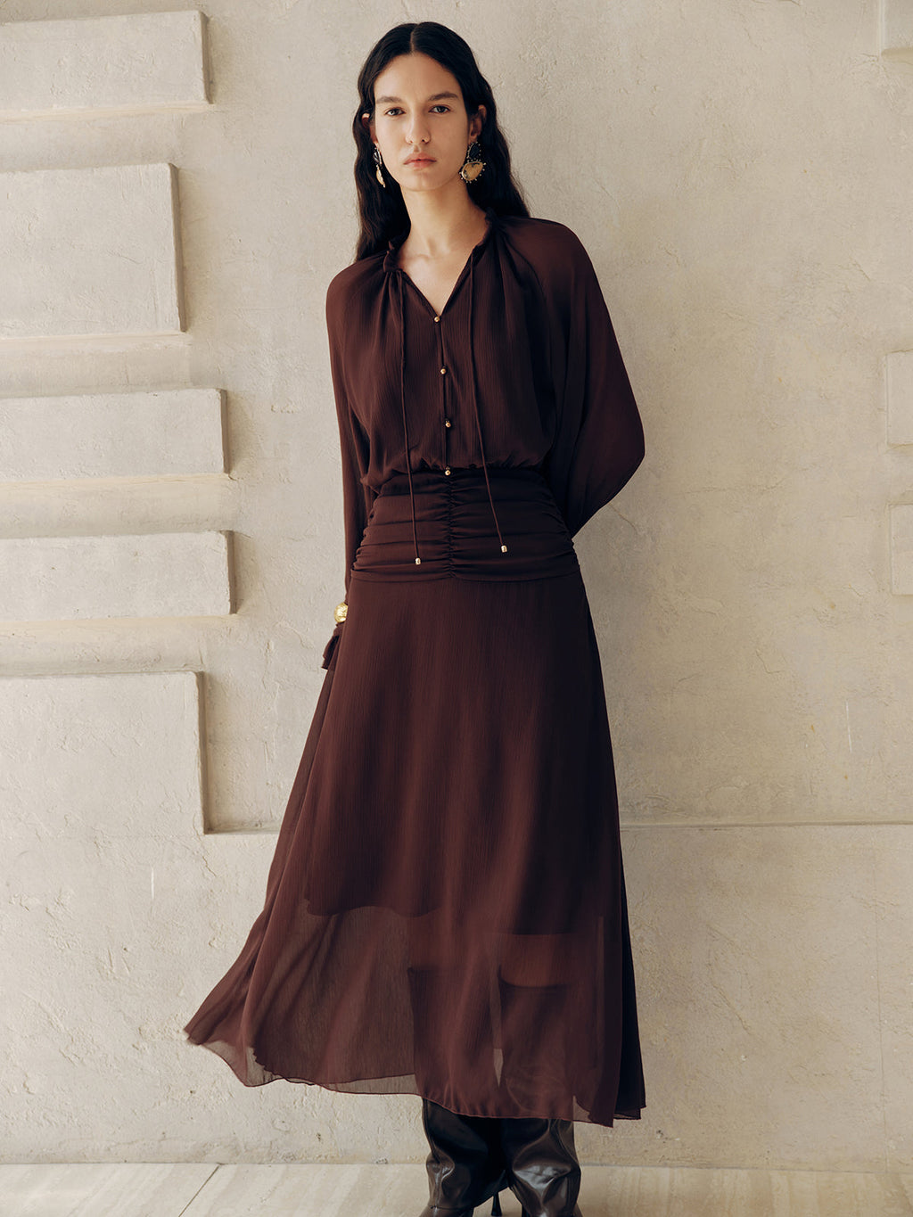 Maxikleid aus Chiffon mit Bindekragen und Raffungen
