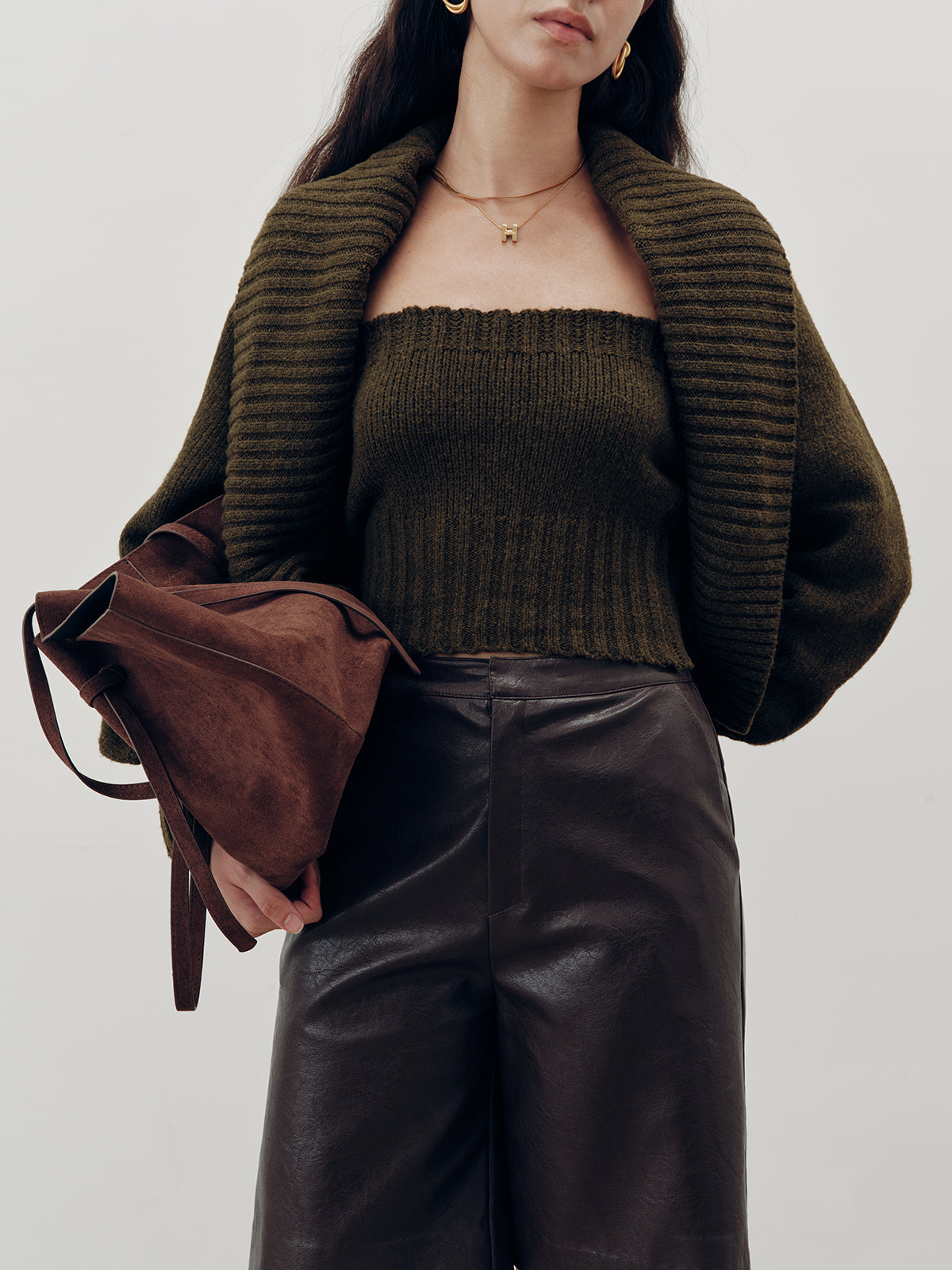 Zweiteiliges Set aus trägerlosem Stricktop und Strickjacke 