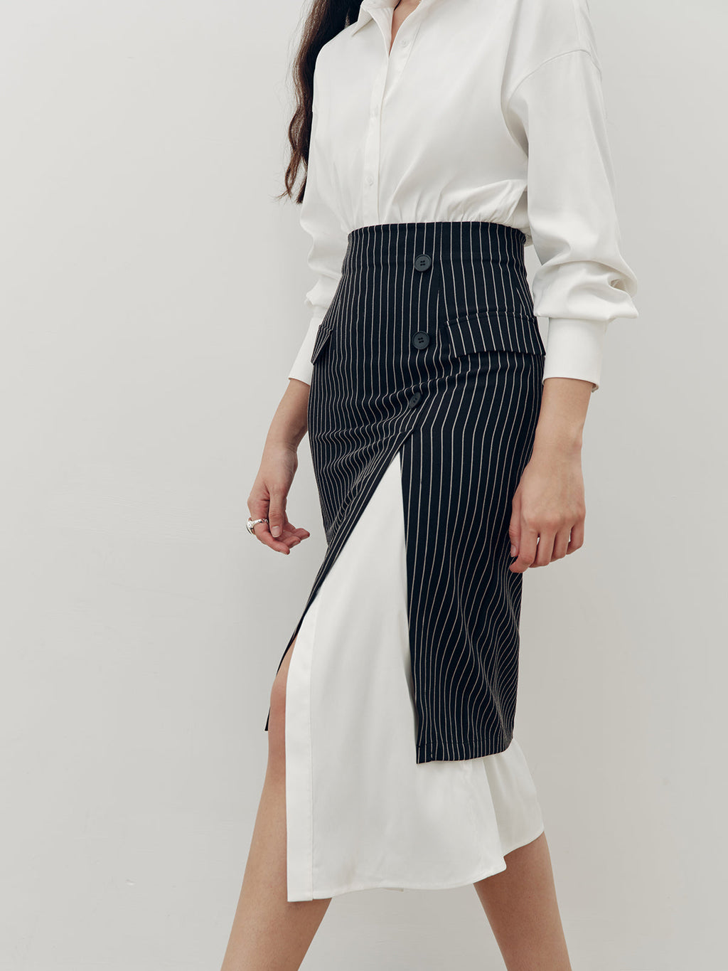Hemdblusenkleid und Nadelstreifenrock mit Schlitz Zweiteiler
