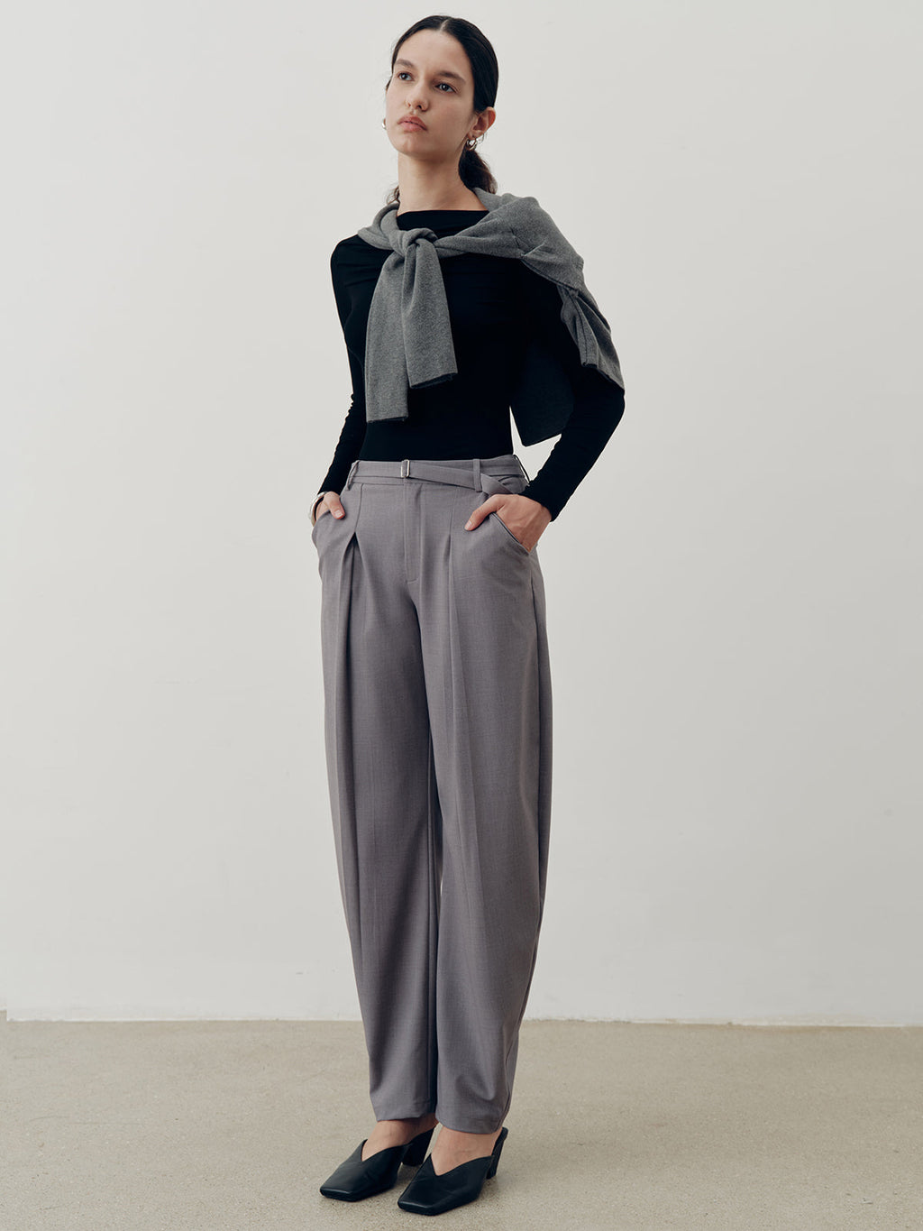 Plissierte Hose mit Gürtel und mittlerer Bundhöhe